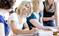 Bild: Menschen am Seminartisch