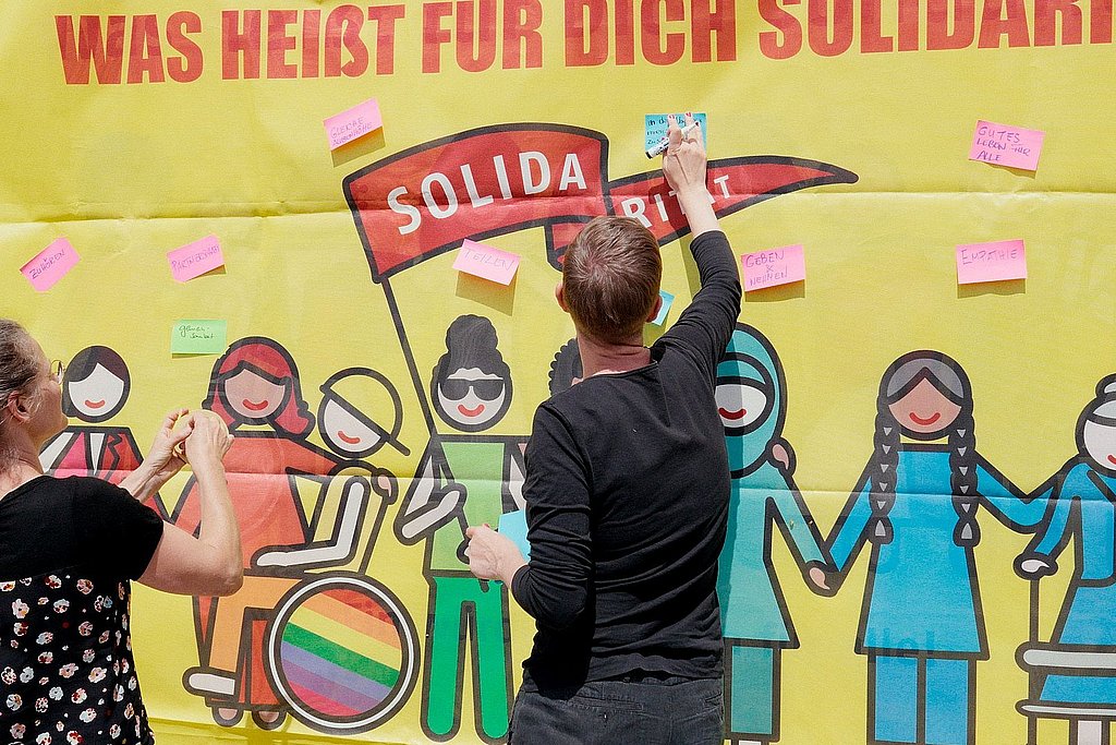 Banner mit der Aufschrift: Was bedeutet für Dich Solidarität?