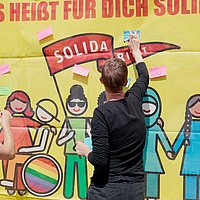 Intervention im öffentlichen Raum beim Transferale-Festival am 20. Juni 2024 Banner mit der Aufschrift: Was bedeutet für Dich Solidarität?