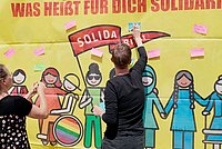 Banner mit der Aufschrift: Was bedeutet für Dich Solidarität?