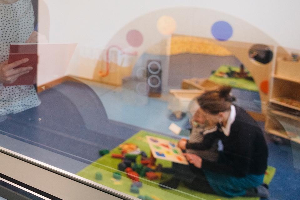 Eine Wissenschaftlerin bei der Arbeit im Beobachtungslabor der ASH Berlin