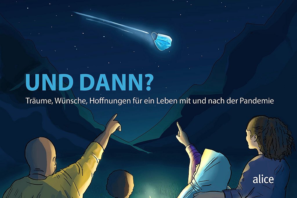 Vier Menschen stehen unter dem Sternenhimmel und zeigen nach oben auf eine blaue OP-Maske, die wie ein Komet durch den Himmel schiesst. 