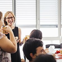 Gespräch zwischen zwei Kommilitoninnen des Master of Arts Studiengangs Intercultural Conflict Management Studierende lacht in die Kamera