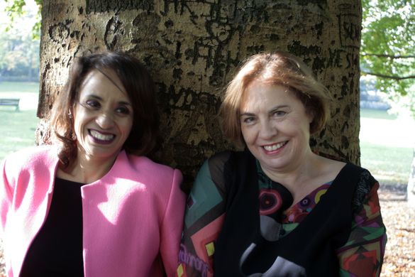 Susanne Diehm und Jutta Michaud sitzen an einen Baum angelehnt im Grünen.