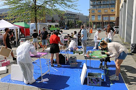 Menschen malen auf dem Alice-Salomon-Platz gemeinsam Bilder