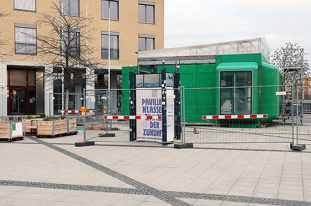 Foto vom nGbK-Pavillon ›Klassenzimmer der Zukunft‹ vor der ASH Berlin