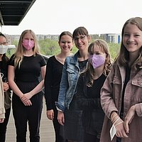 SH Berlin Kanzlerin Jana Einsporn und Teilnehmerinnen des GIRLS'DAY auf Balkon der Hochschule