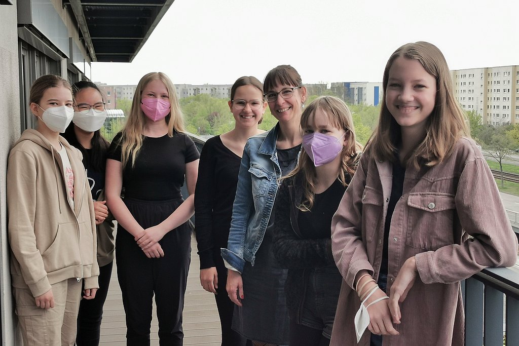 SH Berlin Kanzlerin Jana Einsporn und Teilnehmerinnen des GIRLS'DAY auf Balkon der Hochschule