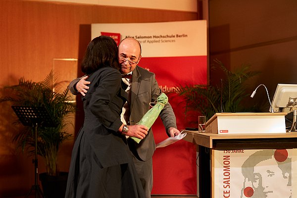 Bettina Völter und Olaf Neumann umarmen sich auf der Bühne vom Audimax