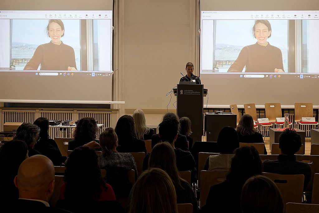 Ein digitaler Vortrag bei der COIL-Abschlussfeier