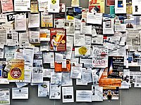 Schwarzes Brett einer Hochschule mit einer Vielzahl von Gesuchen und Angeboten