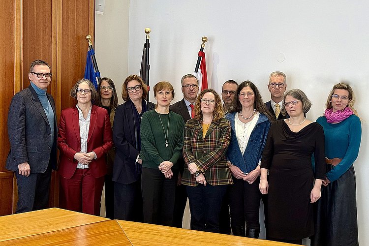 Gruppenbild der Leitungen der Berliner Hochschulen bei Unterzeichnung der Hochschulverträge