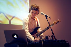 Musikbeitrag von GOLDEN DISKÓ SHIP - Projektion, Gitarre, Gesang, Elektronik