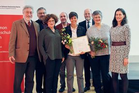 Die Preisträgerin mit Hochschulleitung, Jury und Laudator
