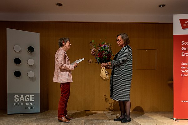 Prorektorin Dagmar Bergs-Winkels überreicht einen Blumenstrauß an Preisträgerin Adrienne S. Chambon.