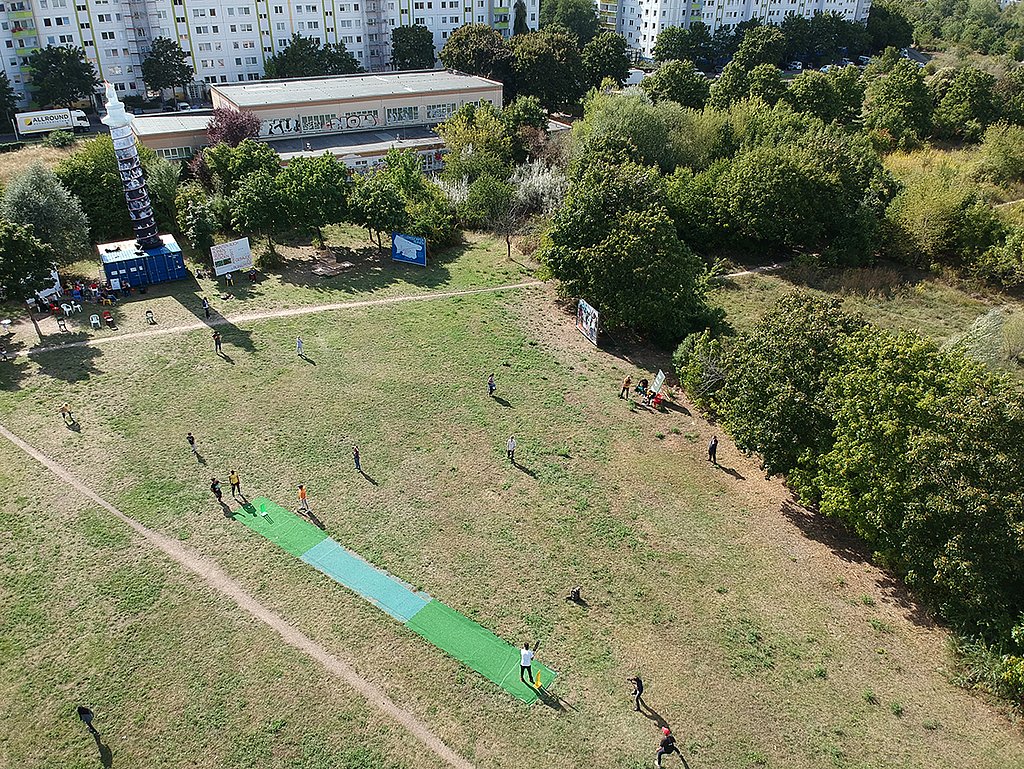 Foto aus der Vogelperspektive über Park in dem einige Menschen Baseball spielen
