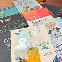 Auf dem Foto sind Bücher zum Thema Trauerarbeit zu sehen