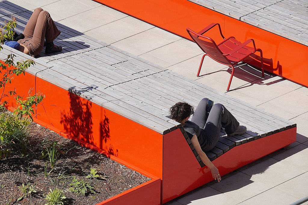 Auf dem Foto ist die Dachterasse der ASH Berlin zu sehen. Auf der Terasse sitzen zwei Studierende der ASH Berlin