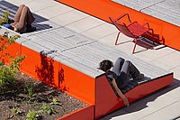 Auf dem Foto ist die Dachterasse der ASH Berlin zu sehen. Auf der Terasse sitzen zwei Studierende der ASH Berlin