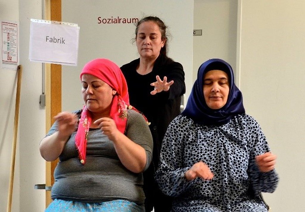 Theatergruppe mit vier Musliminnen führt ein Stück auf