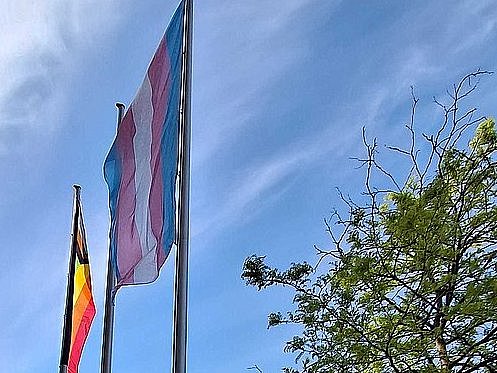 Progress Pride Flag vor der ASH