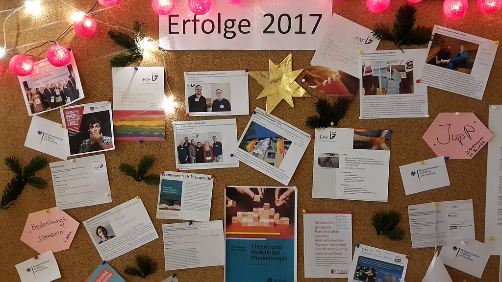 Auf einer Pinnwand sind verschiedene Fotos und Kurzbeschreibungen angebracht.