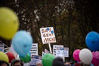 Demo zur Anhörung des Bundesteilhabegesetz. Auf einem Plakat ist der Schriftzug Das geht nicht zu lesen