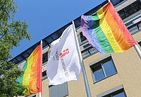 Regenbogenfahne vor Gebäude der ASH
