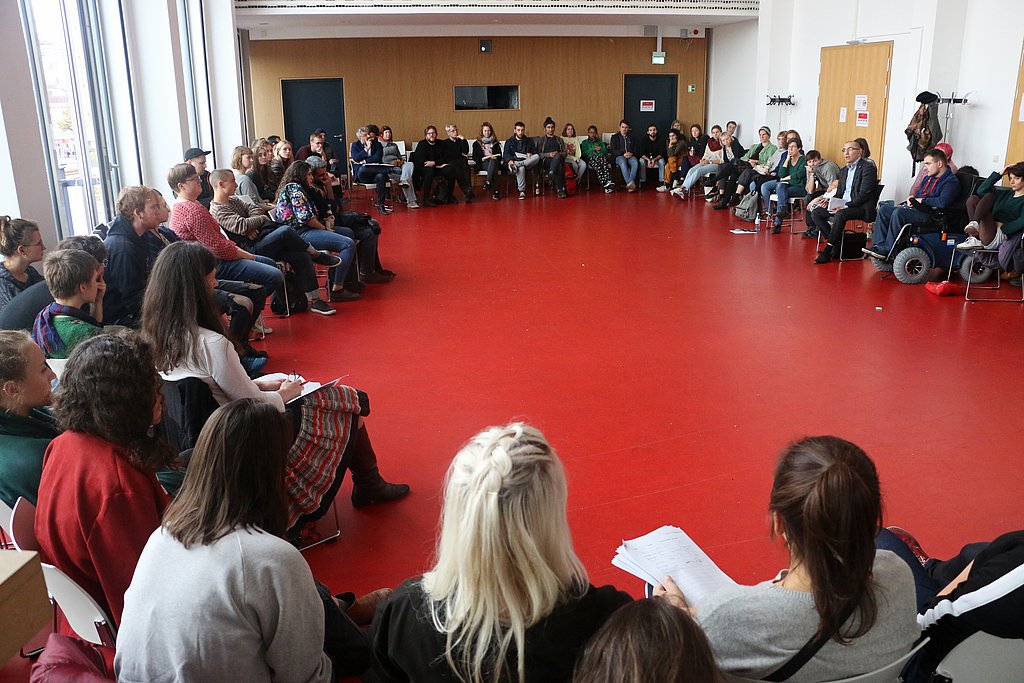 Die Gesprächsrunde beim Treffen zur Situation der Reinigungskräfte