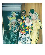Eine Gruppe Studierender posiert im Clownskostüm.