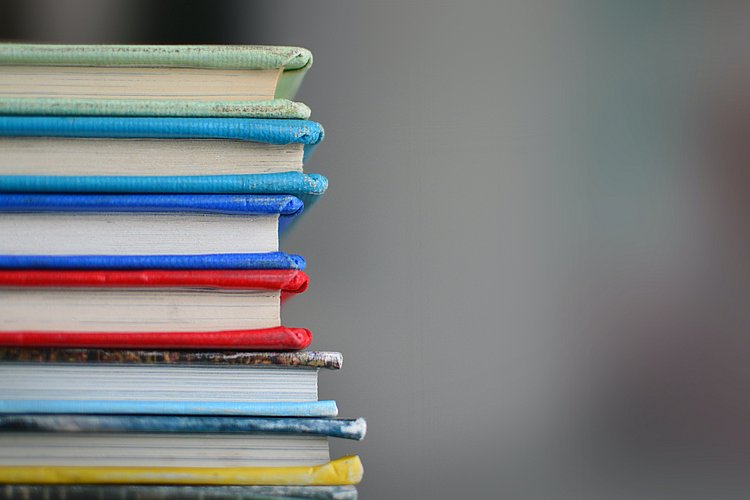 Stapel farbenfroh gebundener Bücher 