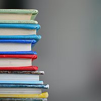 Stapel farbenfroh gebundener Bücher 