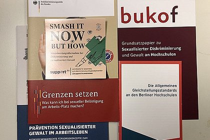 Auf dem Bild sieht man Flyer und Broschüren zum Thema sexualisierte Diskriminierung und Gewalt. 