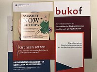 Auf dem Bild sieht man Flyer und Broschüren zum Thema sexualisierte Diskriminierung und Gewalt. 