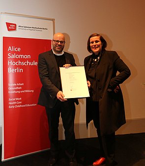 Prof. Dr. Uwe Bettig (Rektor der ASH Berlin) übergibt die Urkunde für den Alice Salomon Poetik Preis 2017 an Barbara Köhler