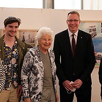 Die Geschwister Zoe und Joe Jacobs mit ihrer Großmutter Eva Jacobs (Großnichte von Alice Salomon), dem AGH-Präsidenten Dennis Buchner und der Künstlerin Dessa vor den Exponaten der Künstlerin