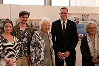Die Geschwister Zoe und Joe Jacobs mit ihrer Großmutter Eva Jacobs (Großnichte von Alice Salomon), dem AGH-Präsidenten Dennis Buchner und der Künstlerin Dessa vor den Exponaten der Künstlerin