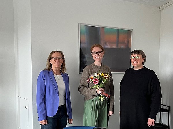 Prof. Dr. Anja Voss, Vizepräsidentin für Studium, Lehre und Digitalisierung (links) und Urte Böhm, Leitung Abteilung QME SuL (rechts) heißen Julia Schander (Mitte) herzlich willkommen.