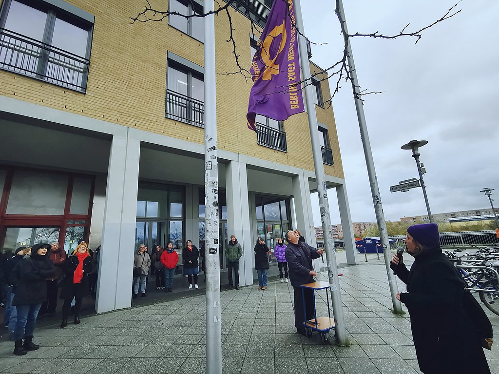 ASH Berlin hisst Berliner Anti-Gewalt-Flagge vor der Hochschule