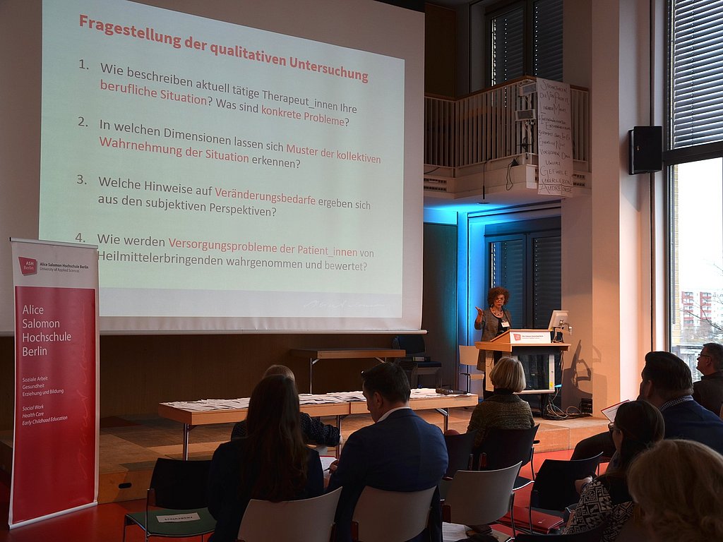 Am 21.02.2019 stellte Prof. Dr. Heidi Höppner an der ASH Berlin ihre Auswertung der Brandbriefe der "Therapeuten am Limit"-Bewegung in einer Pressekonferenz vor. 