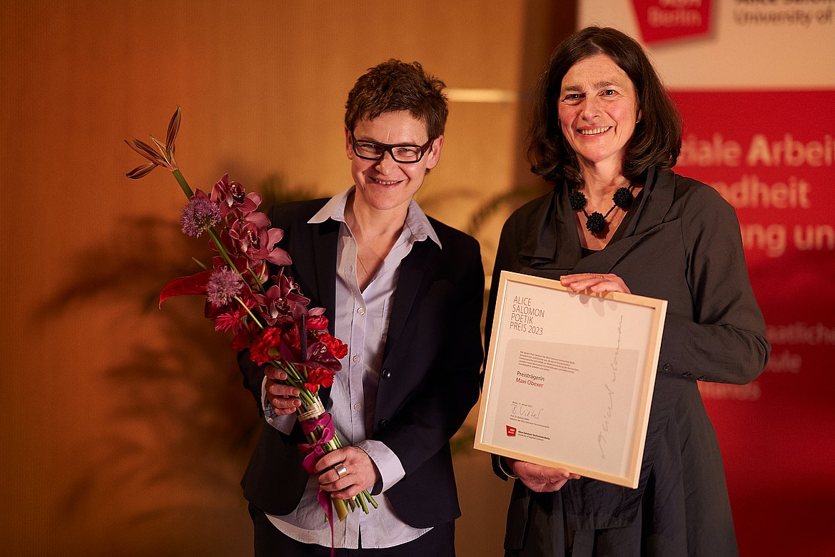 Rektorin Bettina Völter mit Maxi Obexer, Preisträgerin des Alice Salomon Poetik Preises 2023