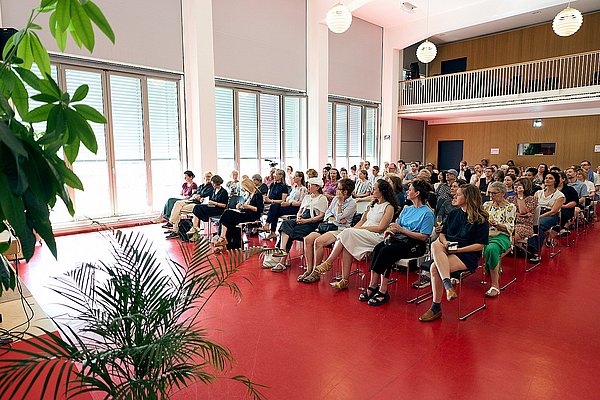 Das Publikum der Preisverleihung. Die Gäste sitzen im Audimax der ASH Berlin in einer Reihenbestuhlung.