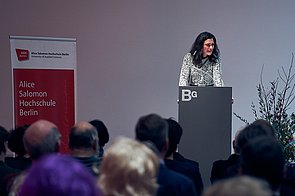 Rektorin Bettina Völter hält die Neujahrsansprache