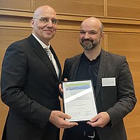 DGIV-Vorstandsvorsitzender Prof. Dr. mult. Eckhard Nagel überreicht Innovationspreis-Urkunde an Jens Stüwe 