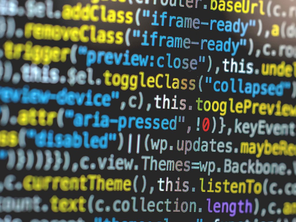 Foto eines Bildschirms mit farbenfrohem Computer-Code, u.a. den Worten "toggle class"