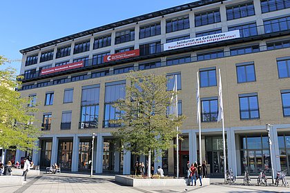 Zeigt die Gebäudefront der Alice Salomon Hochschule Berlin