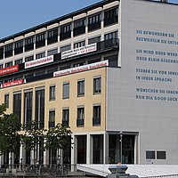 Bild der Hochschule mit Südfassade, das das gedicht Barbara Köhlers zeigt