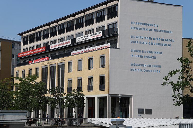 Picture of the university with south facade showing Barbara Köhler's poem