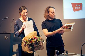Rektorin Völter überreicht Blumen, Torte und Preisurkunde