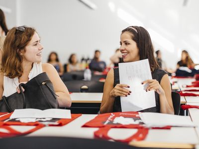 dos estudiantes en una sala
